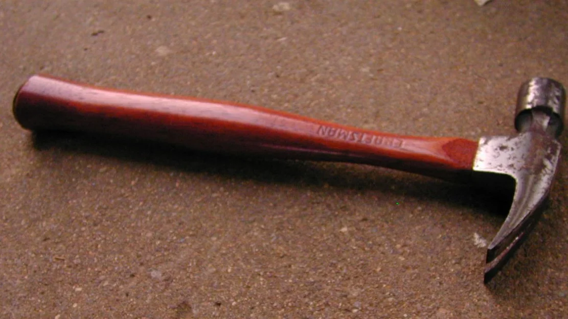 Gi ungene hammer og sag