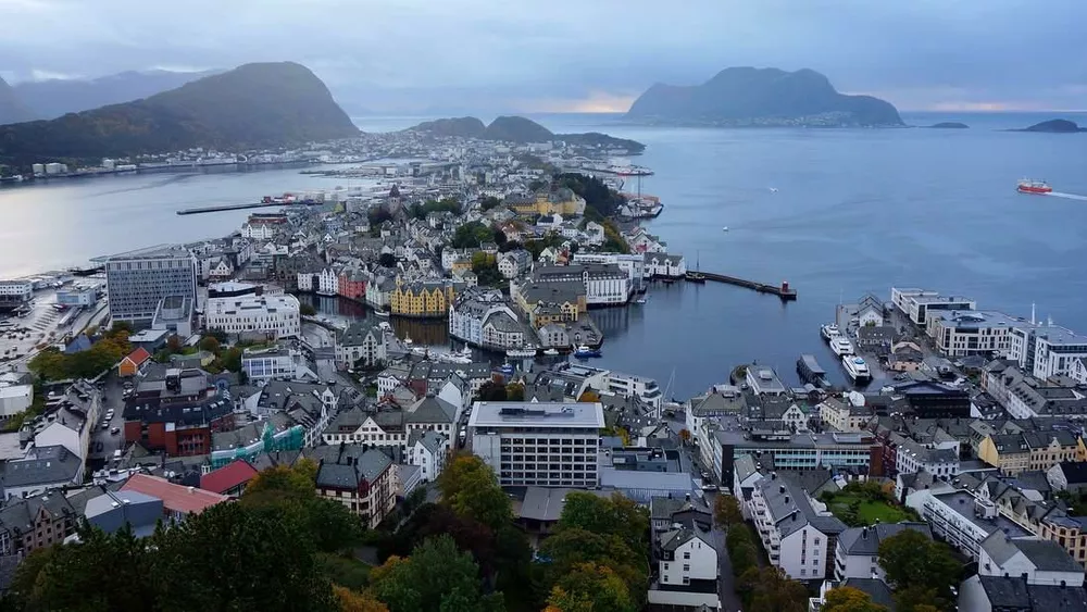 Gratulerer med dagen damer Flytt til A Alesund og bli her