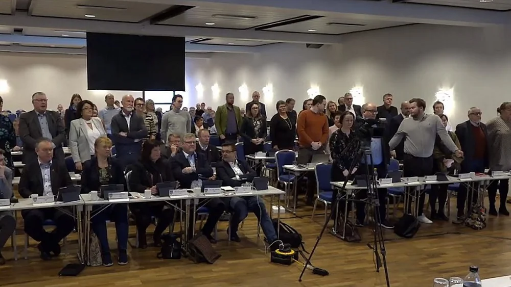 Heime aleine festen fortset likevel