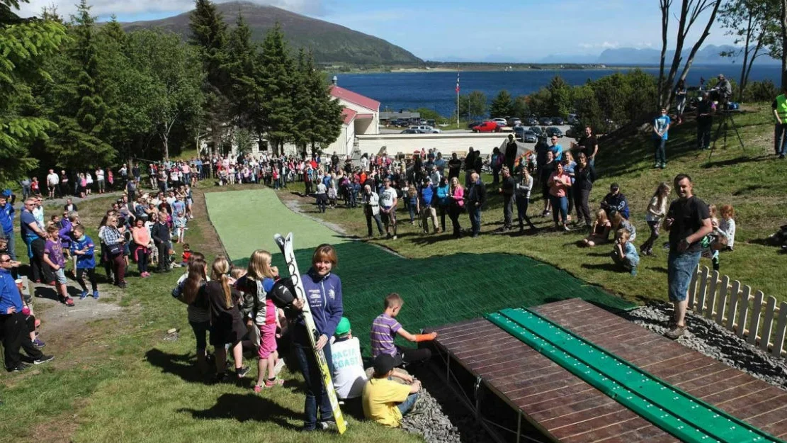 Anette Sagen Haramsøya 2015 innviing av hoppbakke med Simek overbygg foto Simek