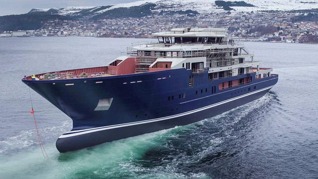 Her er superyachten paa sjoeen