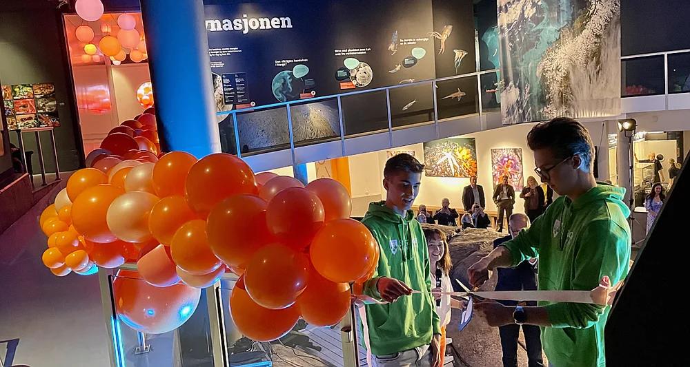 Emil Andre Helstad t v Mathias Martinussen Aure elevar havbruk foto marius 11