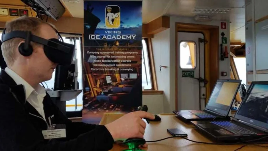 Her proever Viking kapteinen aa seile gjennom Svalbard isen