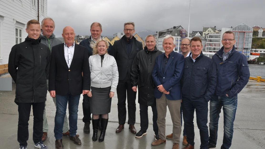 Jakter kontrakter internasjonalt