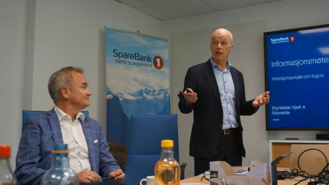 Parebank1 Søre Sunnmøre sjef Stig Brautaset t v og Sparebank1 SMN sjef Jan Frode Janson