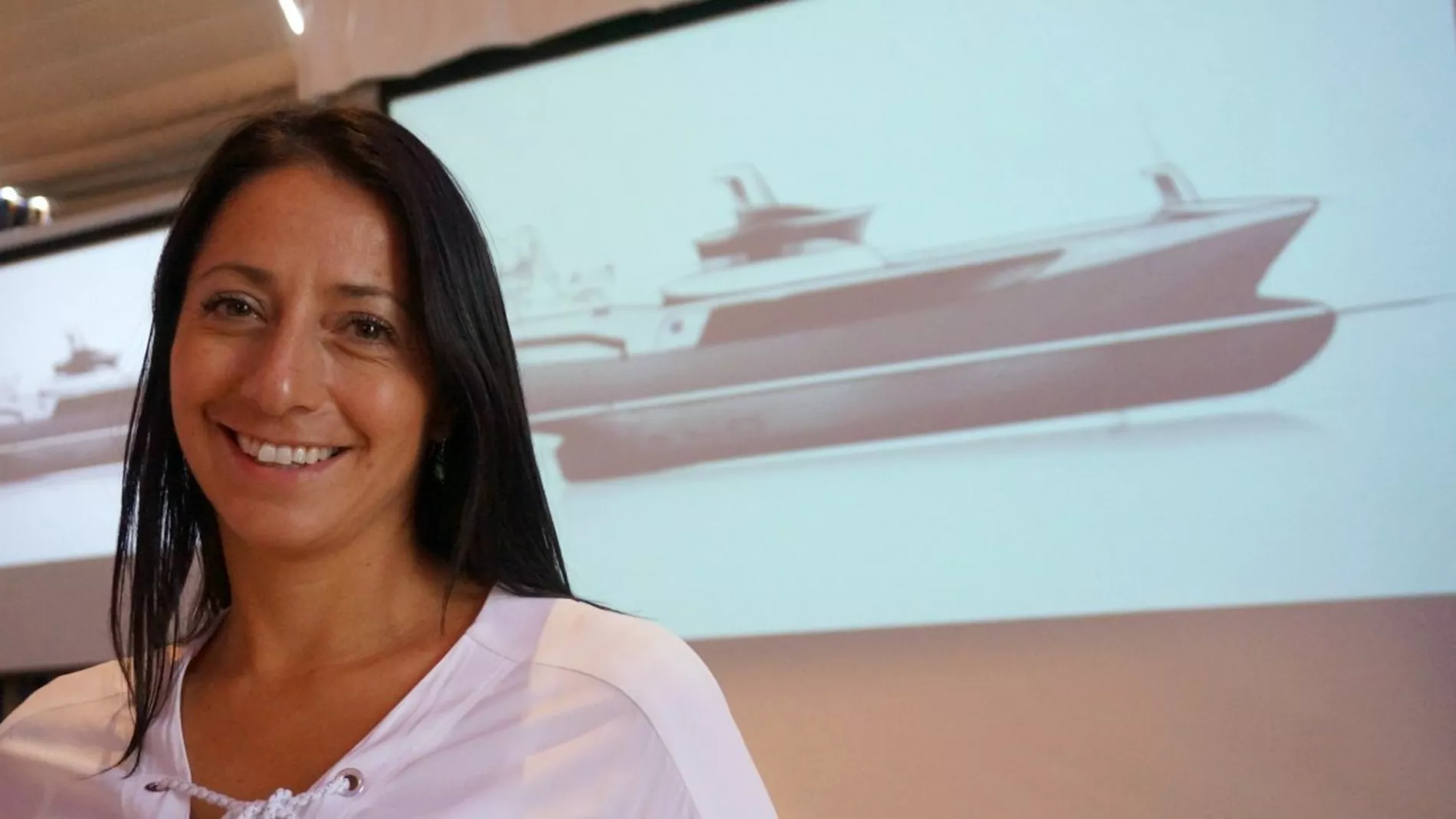 Rita Saevik teiknar paa ny baat