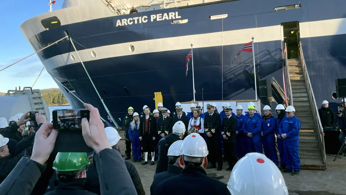 Arctic Pearl dåp mannskap dåpsfølge foto Marius