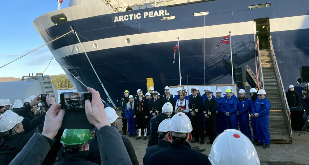 Arctic Pearl dåp mannskap dåpsfølge foto Marius