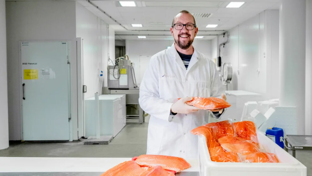 Bjørn Tore Rotabakk frå Nofima med superkjølt laks foto Nofima