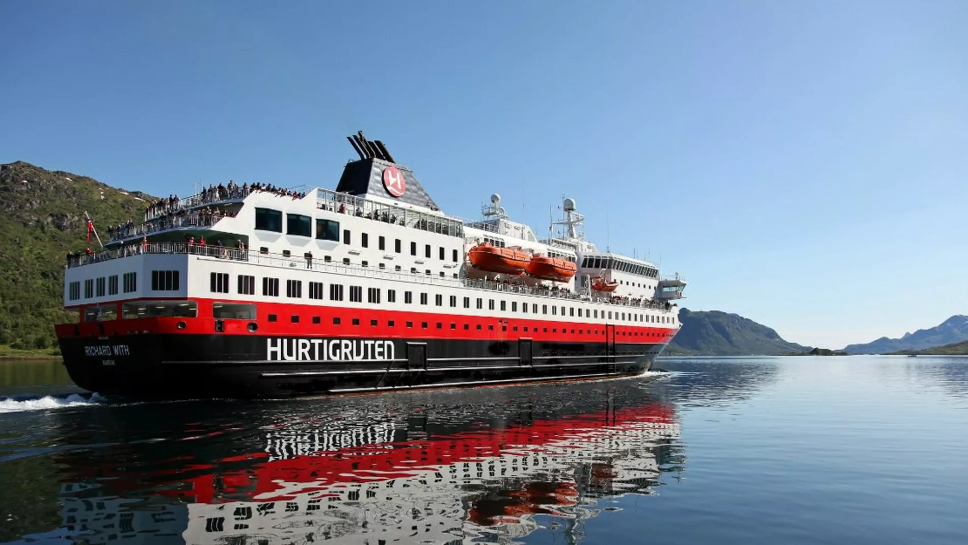 Hurtigruten gaar til Fosen