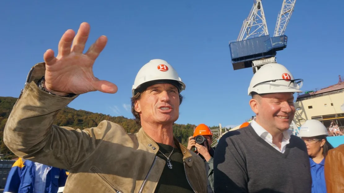 Hurtigruten overtek Kleven i Ulsteinvik