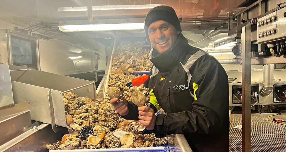 Dgl Øystein Tvedt i Ava Ocean på produksjonslinja i Arctic Pearl foto Ava Ocean