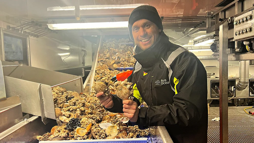 Dgl Øystein Tvedt i Ava Ocean på produksjonslinja i Arctic Pearl foto Ava Ocean