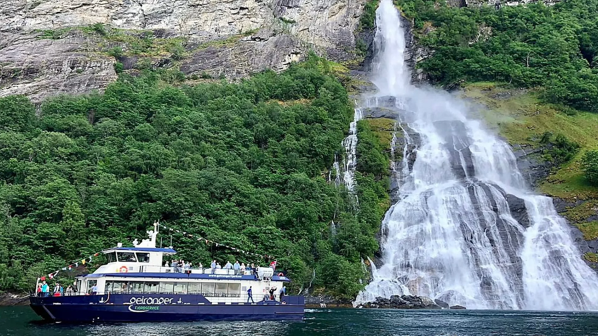 Startar baatrute Geiranger A Alesund