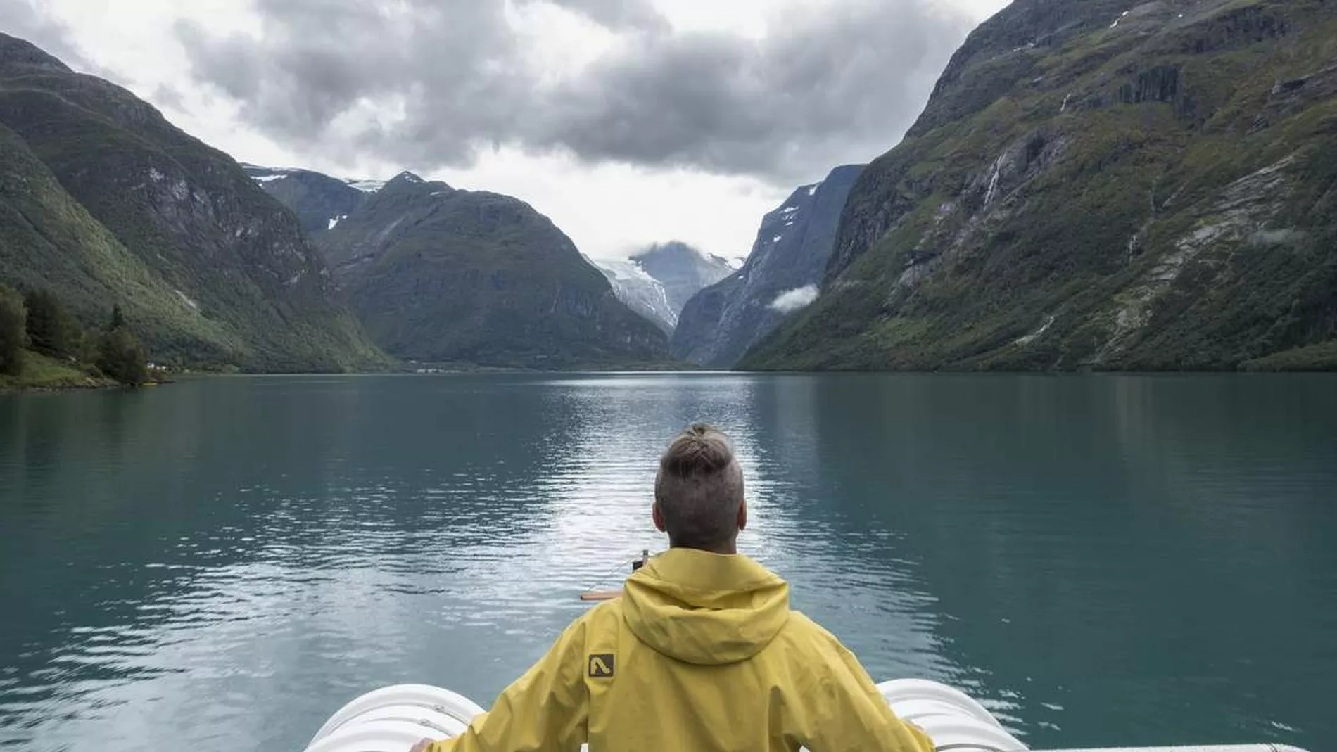 Spektakulaert skihopp lokkar turistar til Nordfjord