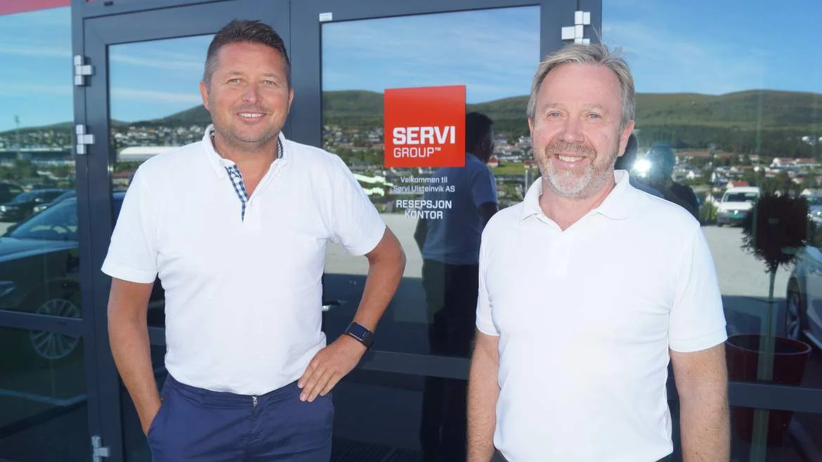 Her peikar pilane rett opp