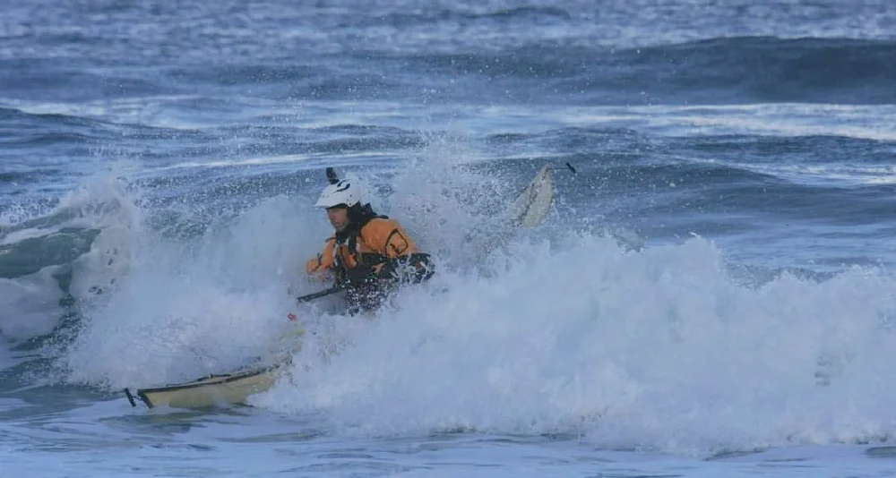 Edd bjørke i bølgjene foto Edd Bjørke