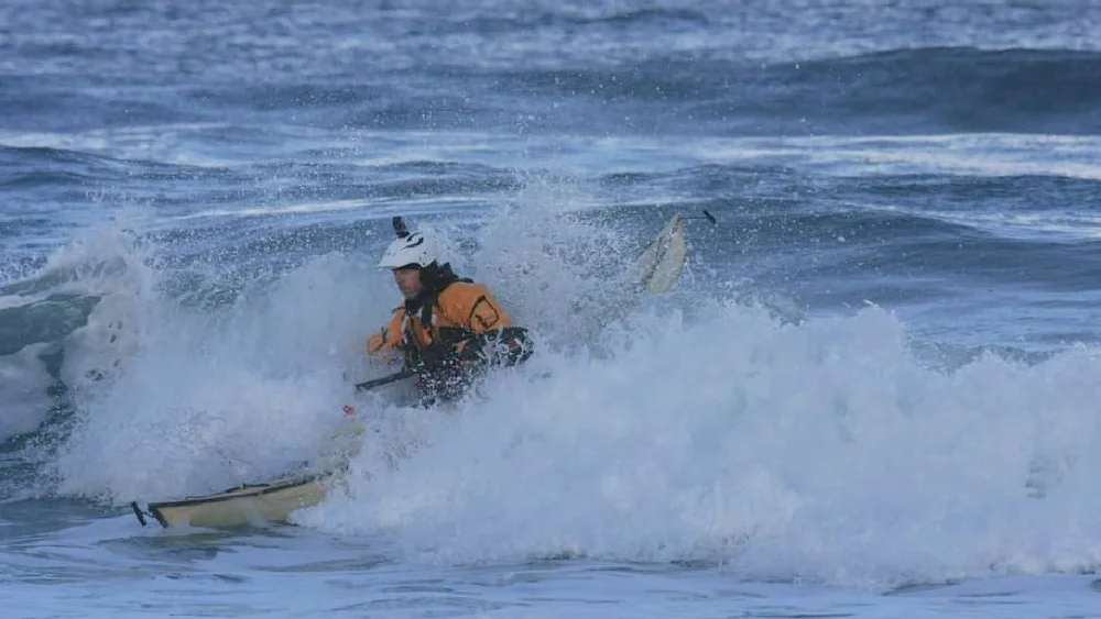 Edd bjørke i bølgjene foto Edd Bjørke