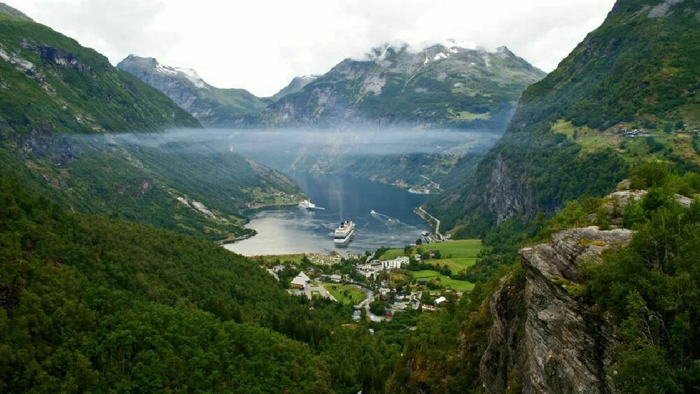 Geiranger med cruiseskipsmog foto Miguel Angel Barroso Lorenzo Wikimedia Commons 10d736c24b54623aee7c17f28e13399c