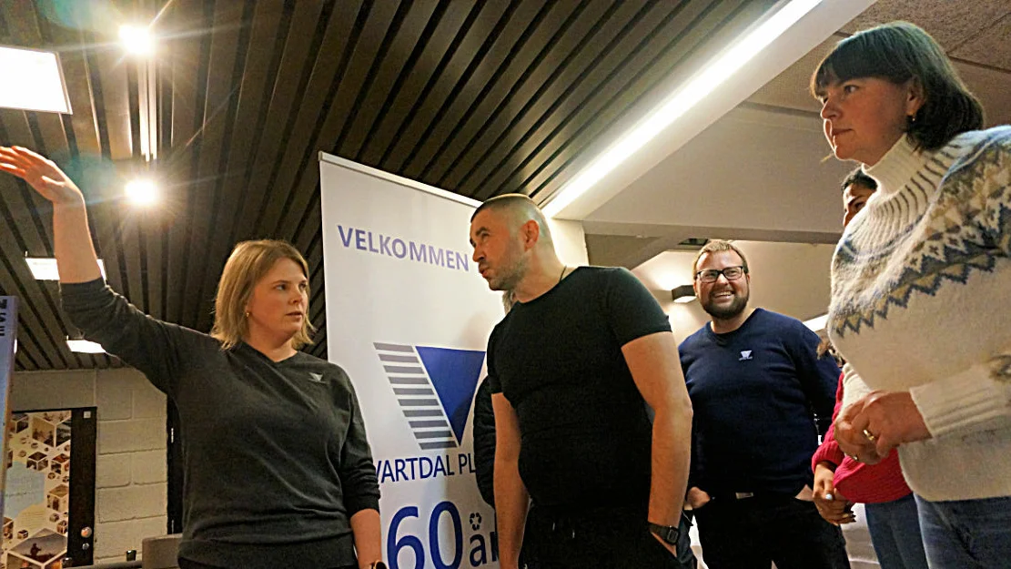 HR sjef Gunnhild Aarsæther i Vartdal Plast Sergii Stupakov og Olga Vilchyk begge frå Ukraina Give a J Ob ørsta 24 jan foto Ogne