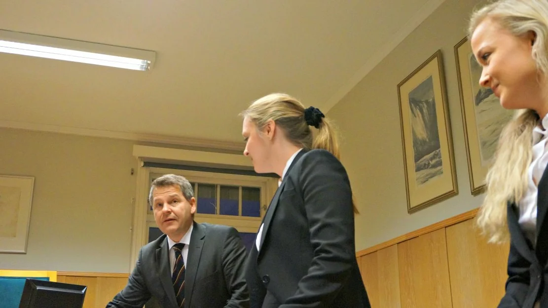 Skuldar Aker for aa snu saka paa hovudet