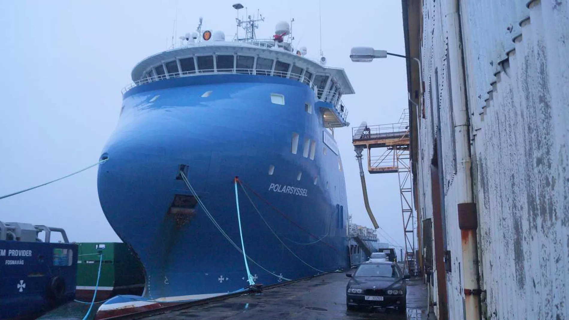 Mens de kjemper for aa berge traaleren paa Svalbard ligger Sysselmannens baat paa Moltu