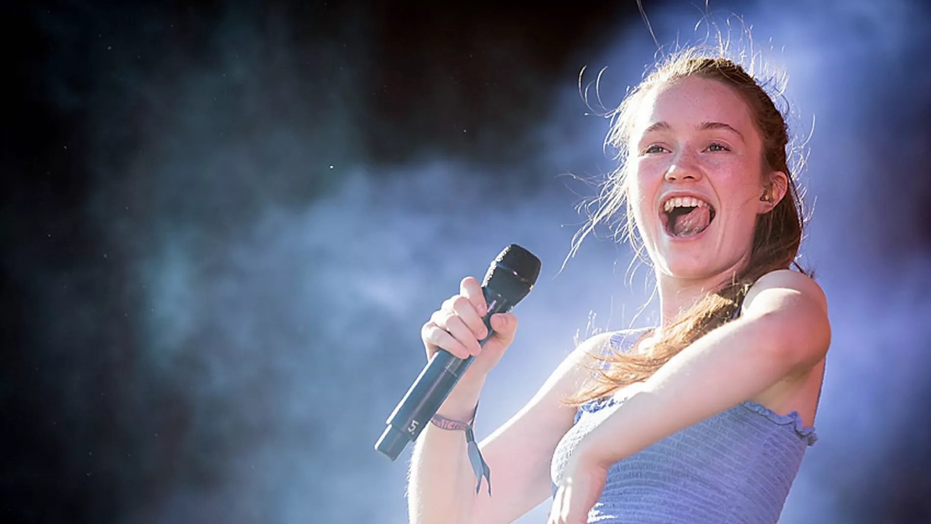 Sigrid har tjent millioner foer debutalbumet