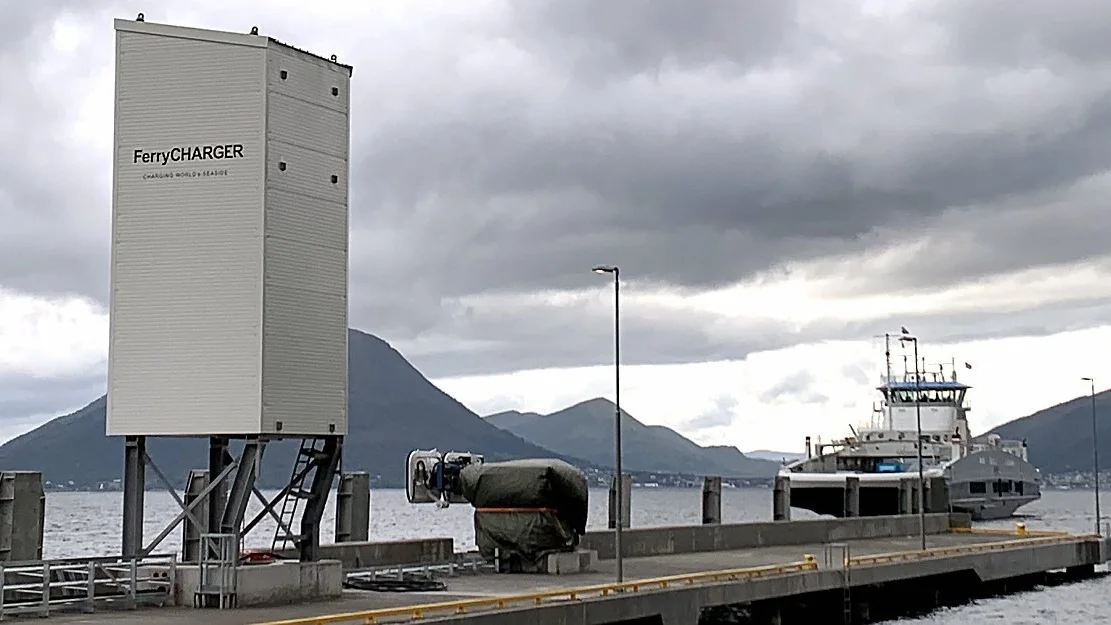 Her segler ferjene snart paa batteri