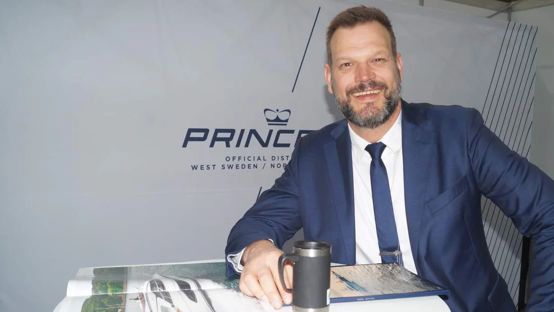 Fleire luktar paa kjoep av luksusbaat