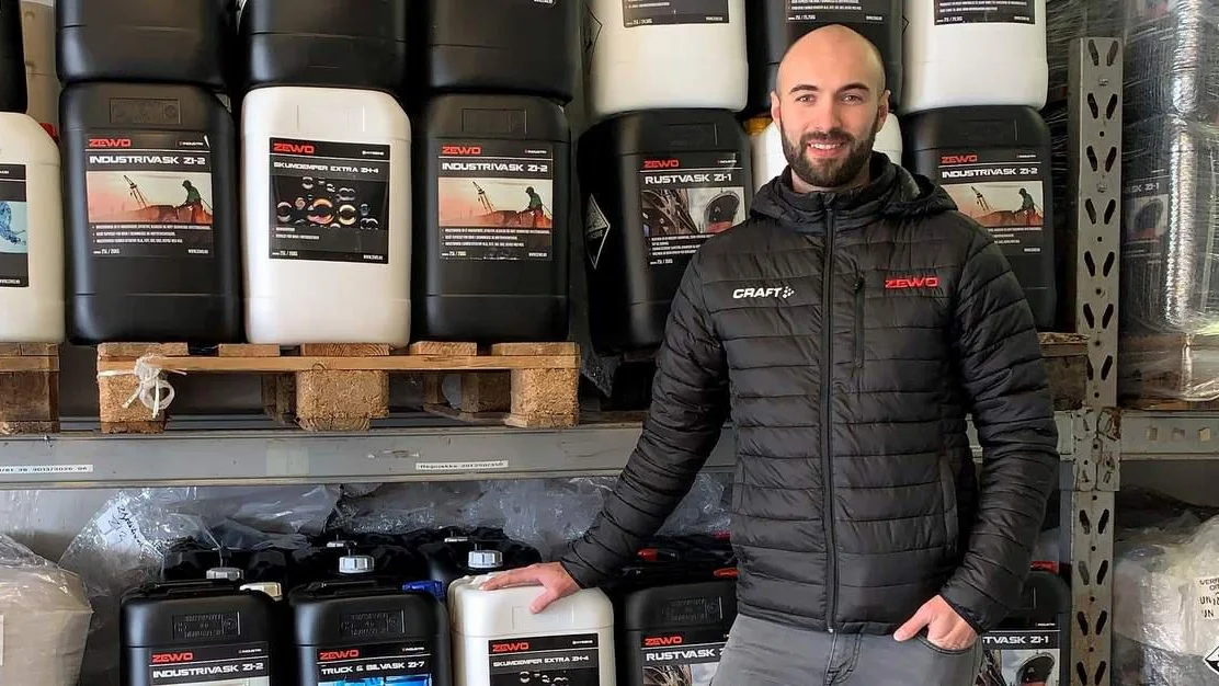 Satsar stort paa reingjeringsmiddel