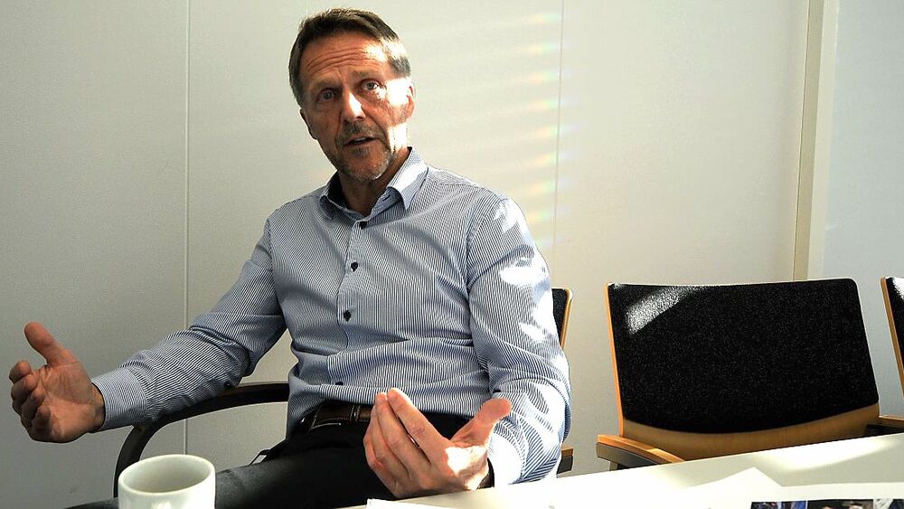 Hjelper og lyttar til koronaramma bedrifter