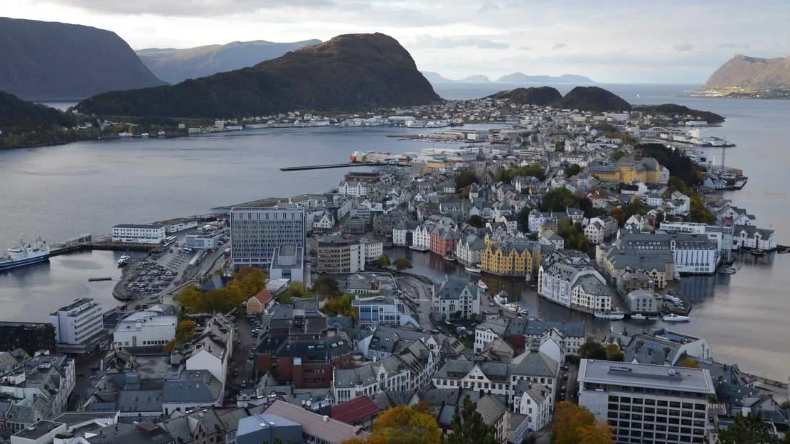 Paa nytt fritt aa reise til A Alesund