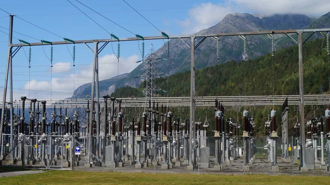 Naeringslivet tener paa rekordlav kraftpris