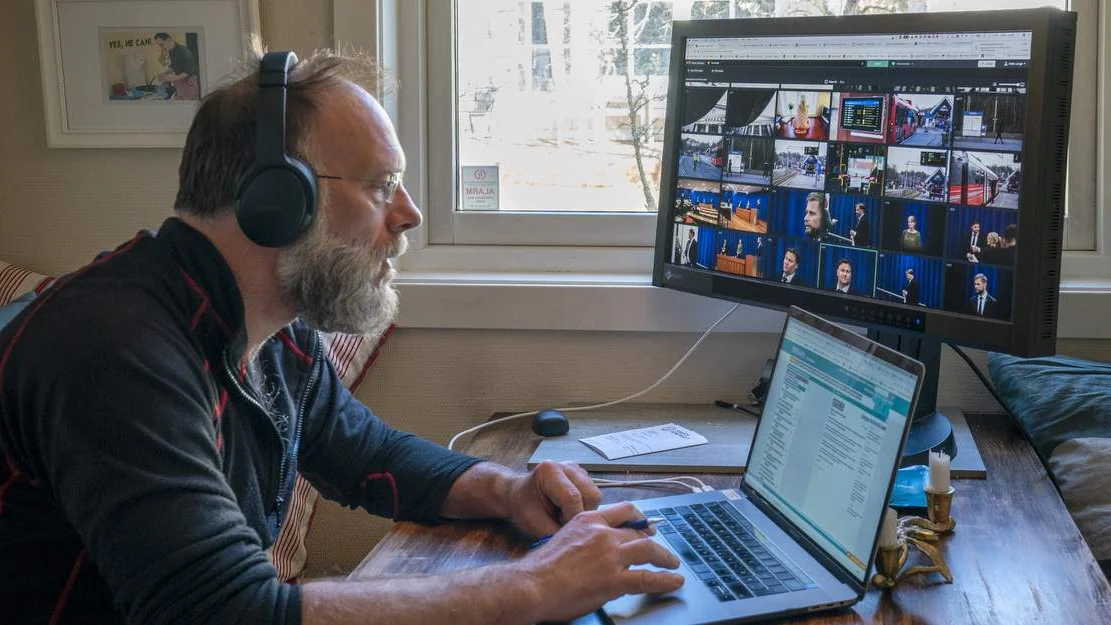 Mange saknar jobben og slit paa heimekontor