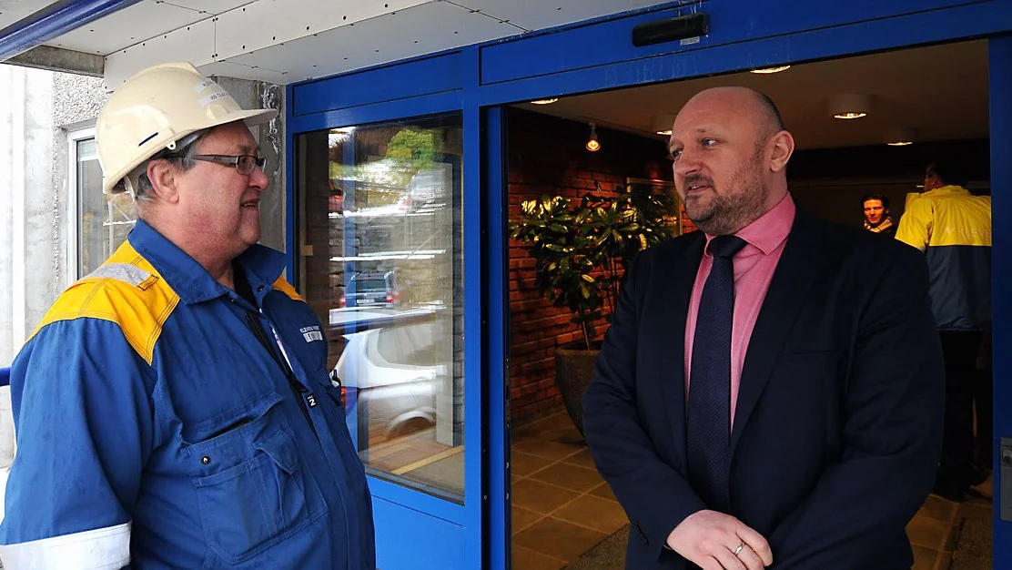 Kollegaer ringer og spoer om dei maa finne seg anna jobb