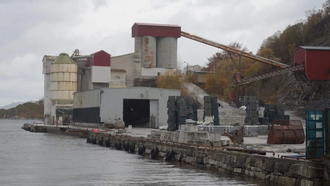 Halsebakk inn i algeoppdrett