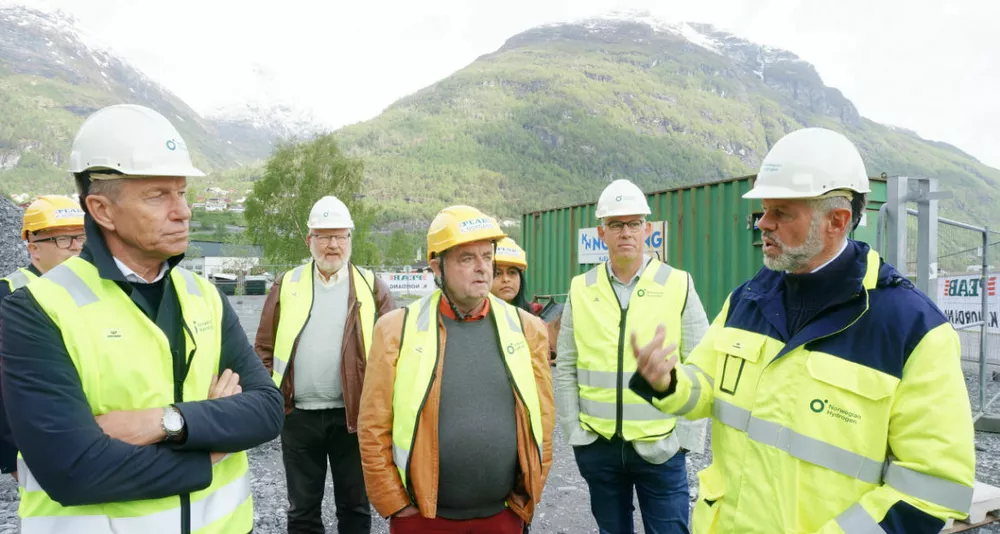 Terje Aasland og Knut Flakk på fabrikktomta til Norwegian Hydrogen på Hellesylt foto Ogne