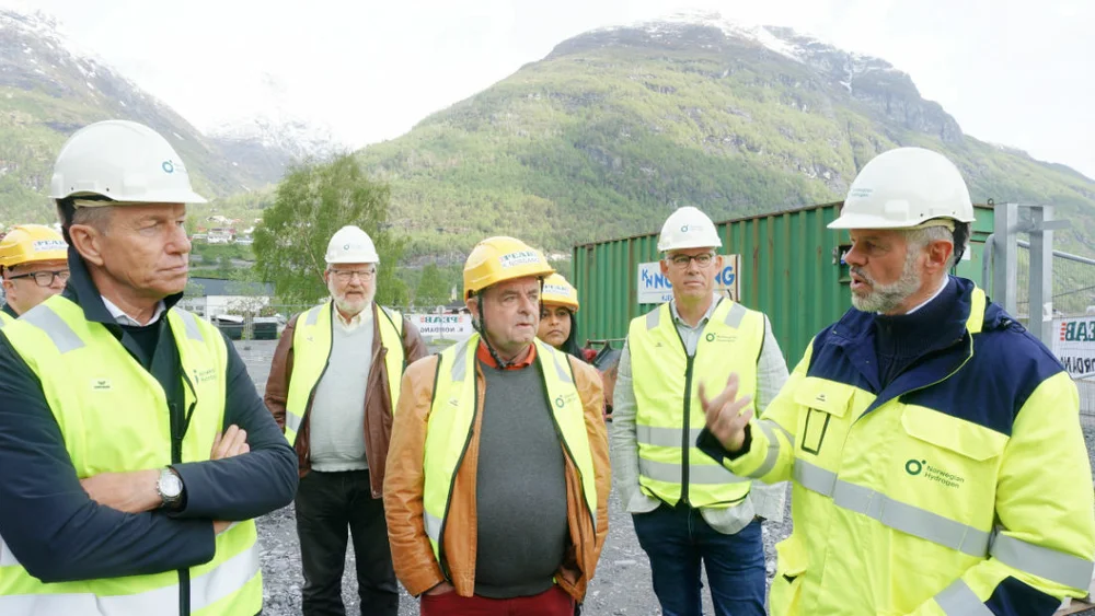 Terje Aasland og Knut Flakk på fabrikktomta til Norwegian Hydrogen på Hellesylt foto Ogne