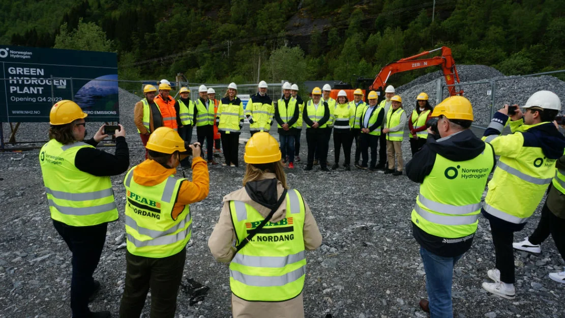 Terje Aasland på besøk hos Norwegian Hydrogen mai 2023 foto Ogne