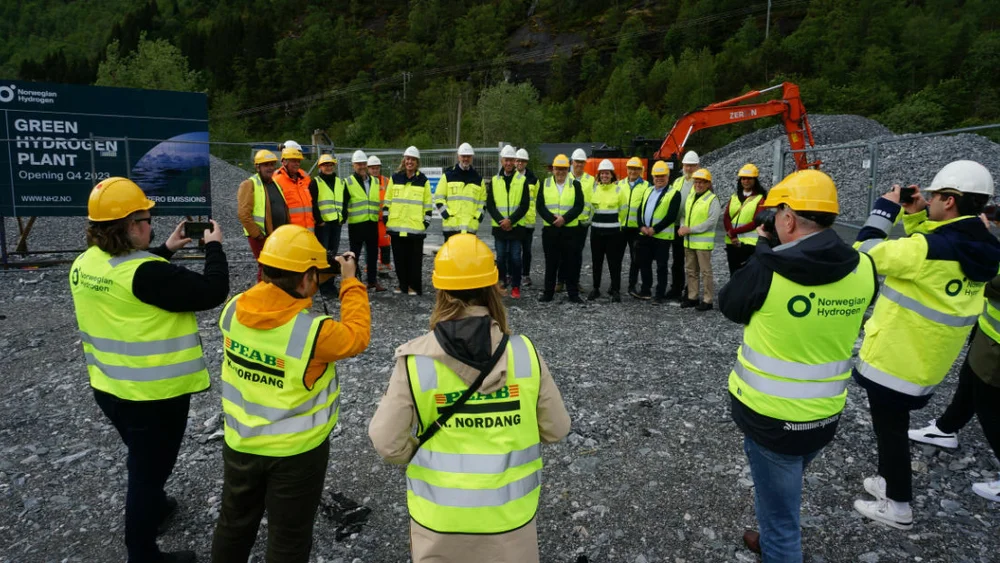 Terje Aasland på besøk hos Norwegian Hydrogen mai 2023 foto Ogne