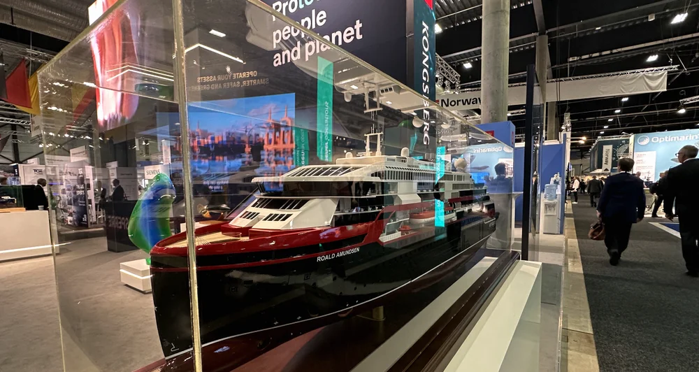 Skipsmodell roald amundsen nor shipping 11