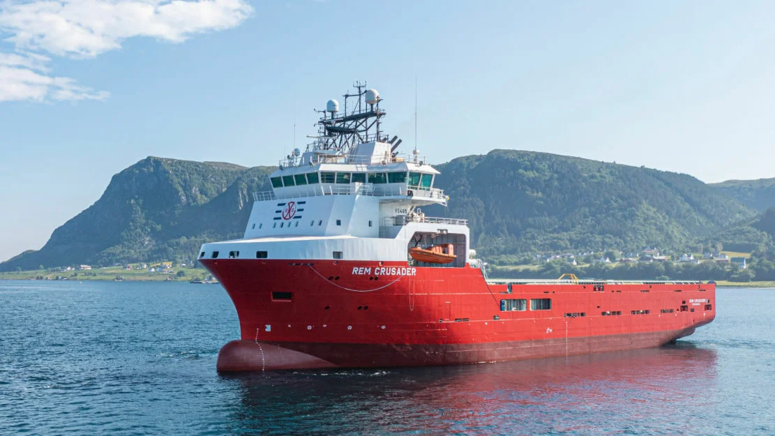 R Em Crusader foto Remøy Shipping