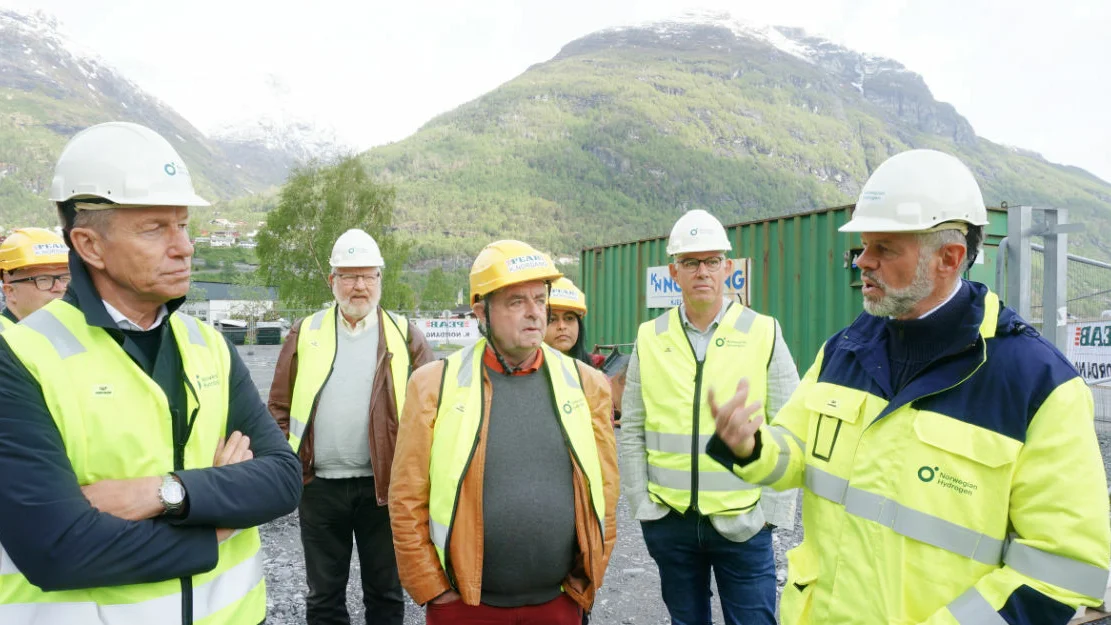 Terje Aasland og Knut Flakk på fabrikktomta til Norwegian Hydrogen på Hellesylt foto Ogne