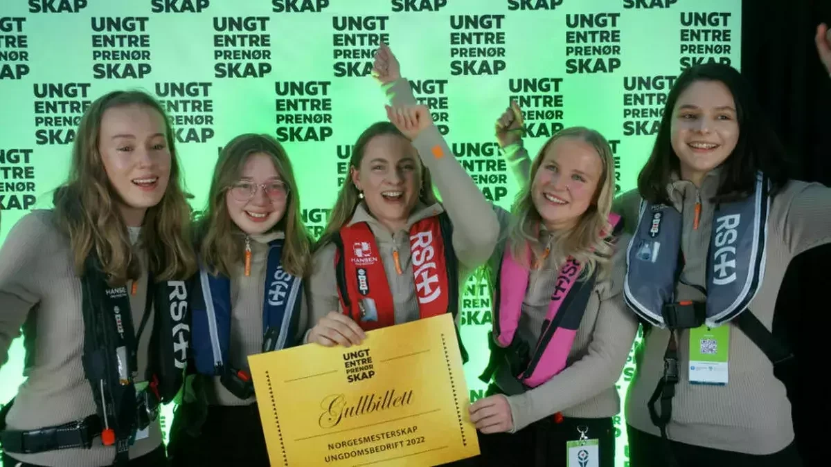 FEM GANGER PÅ PODIET Juni Sætervik Sanna Nordang Emma Farstad Synne Steinsrud og Aida Kapetanovic i Navaria UB var fem gangen på podiet under NM for ungdomsbedrifter i dag Foto Ogne Øyehaug