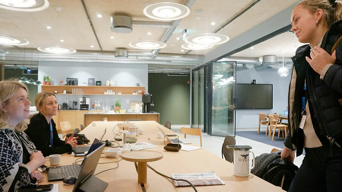 Birthe Franck Petersen t h Marie Strande Nilsen tv og Lisa Haugen i PWC på Pir cowork jula 2023 foto Ogne