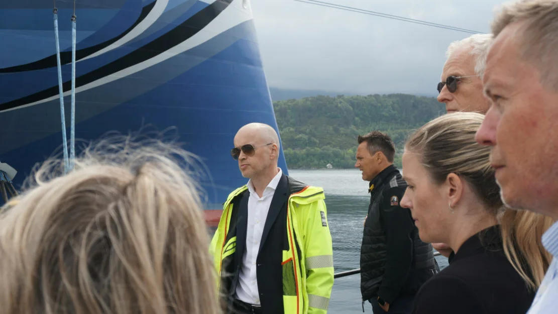 Hamnefogd hamnefogd Ole Christian Fiskaa gul jakke og Nils Eirik Wenaas i profil Waterfront soktmal Foto Ogne