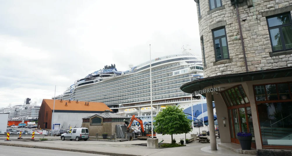 Cruiseskip ved Waterfront foto Ogne
