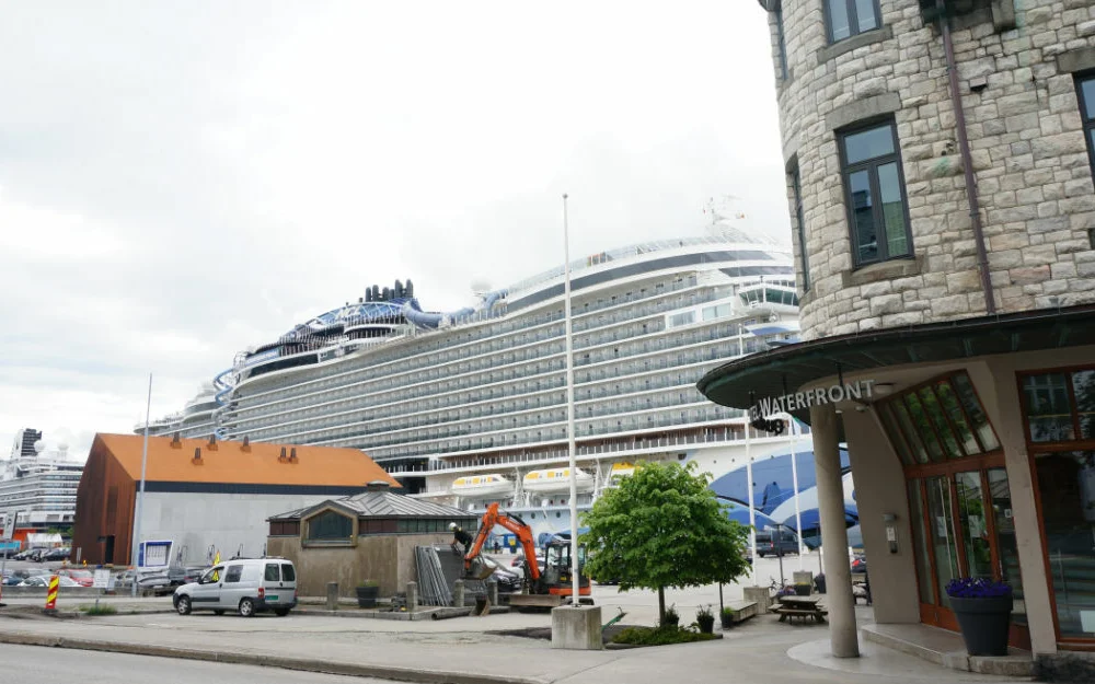 Cruiseskip ved Waterfront foto Ogne
