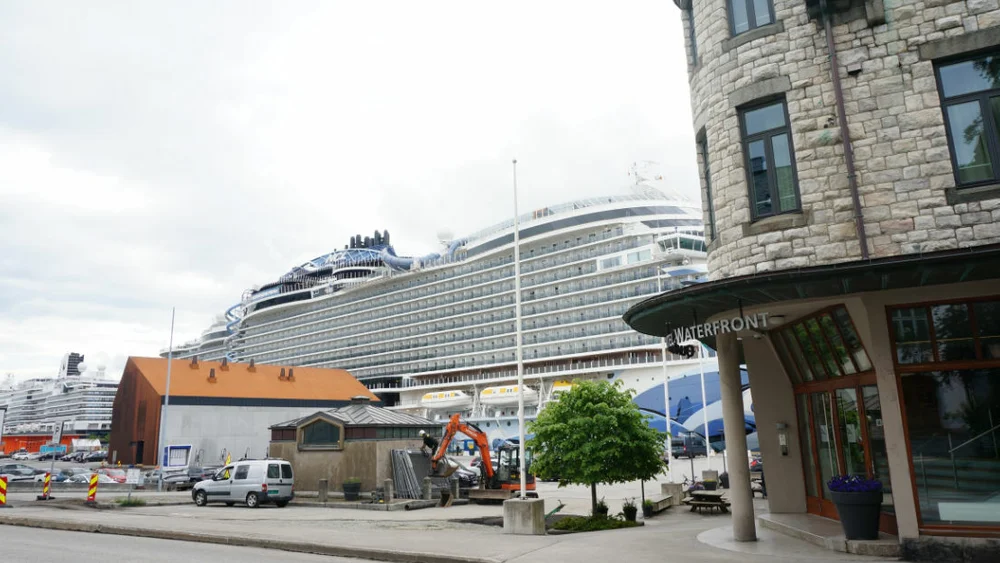 Cruiseskip ved Waterfront foto Ogne