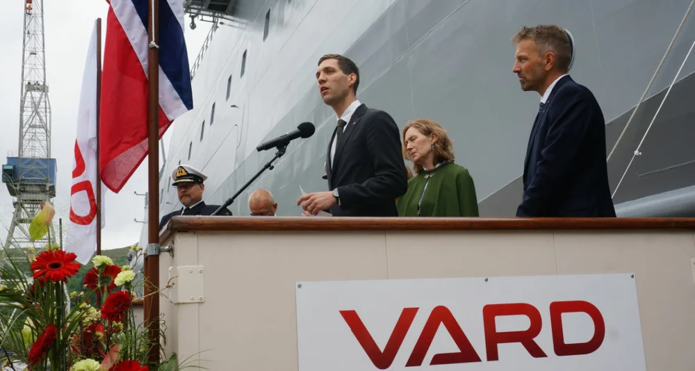 Kllima og miljominster Andreas Bjelland Eriksen sjef for Forsvarsmatriell Gro Jaere og verftsdirektor Ronny Opsjon Langset i Vard Langsten foto ogne